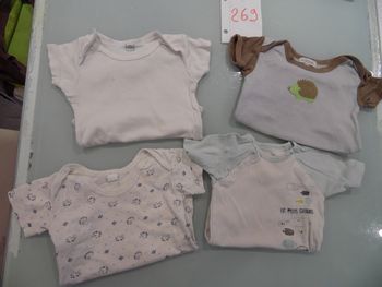 lots 4  bodies 9 mois dont 1 une tache