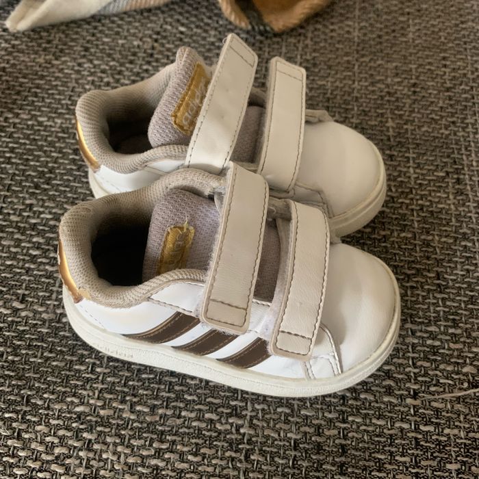 Basket Adidas taille 20 - photo numéro 2