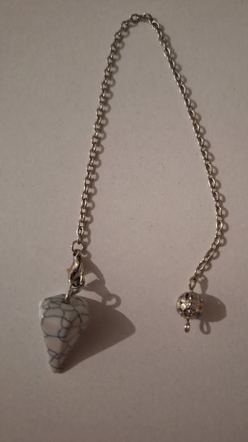 Chaîne argentée avec un pendule conique en howlite