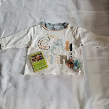 Tee-shirt manches longues 6 mois + Cartes Pokémon + Billes