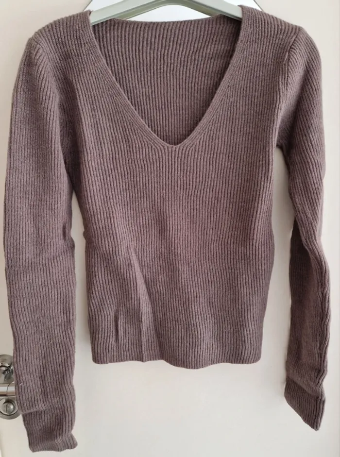 Pull unicolore taupe côtelé col en v taille M