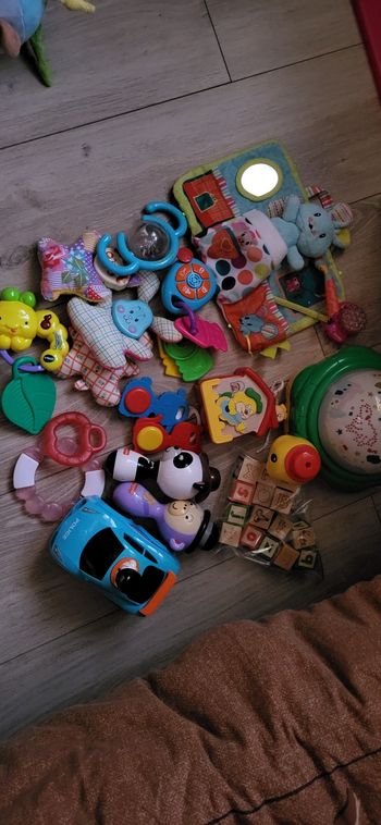 Lot jouets bébé