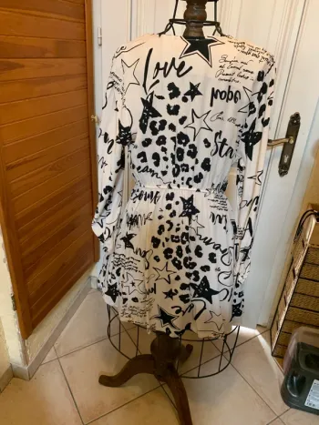 Robe courte noire et blanche