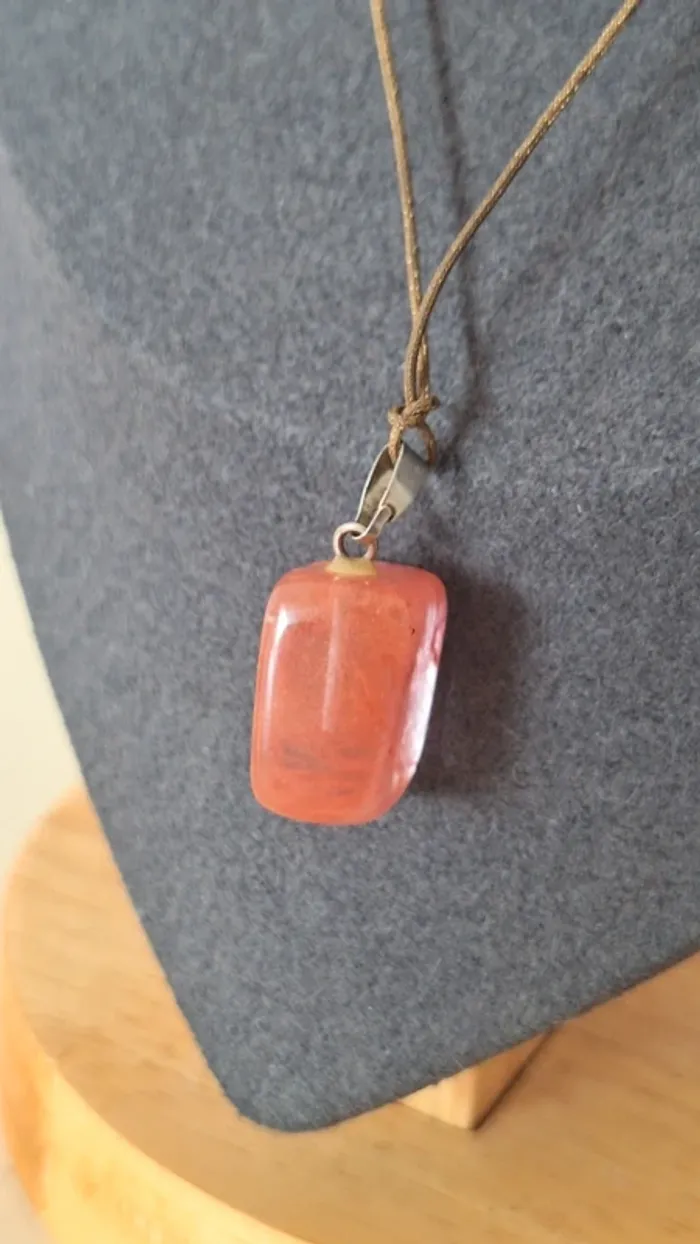 💥 Collier pendentif en pierre rouge résine 💥 - photo numéro 4