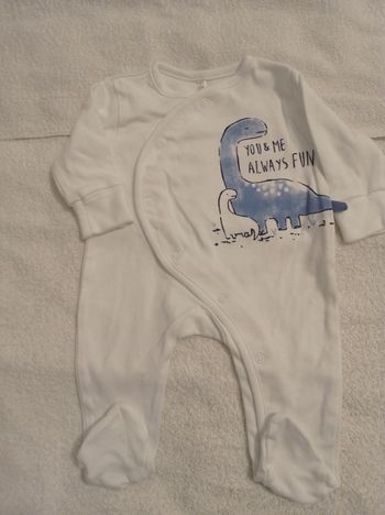 Pyjama pour petit garçon ou fille blanc motif petit dragon taille 0 1 mois puis je m'appelant avec motif dragon dessus neuf sans étiquette jamais porté