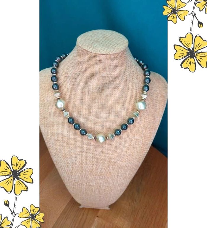 Collier vintage perles noires et nacrées – Élégance contrastée