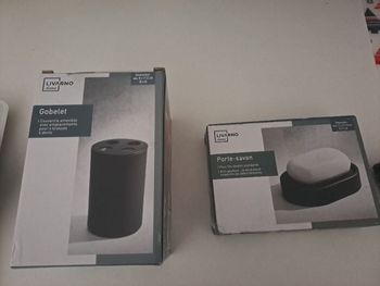 Porte brosse à dents et savon neufs