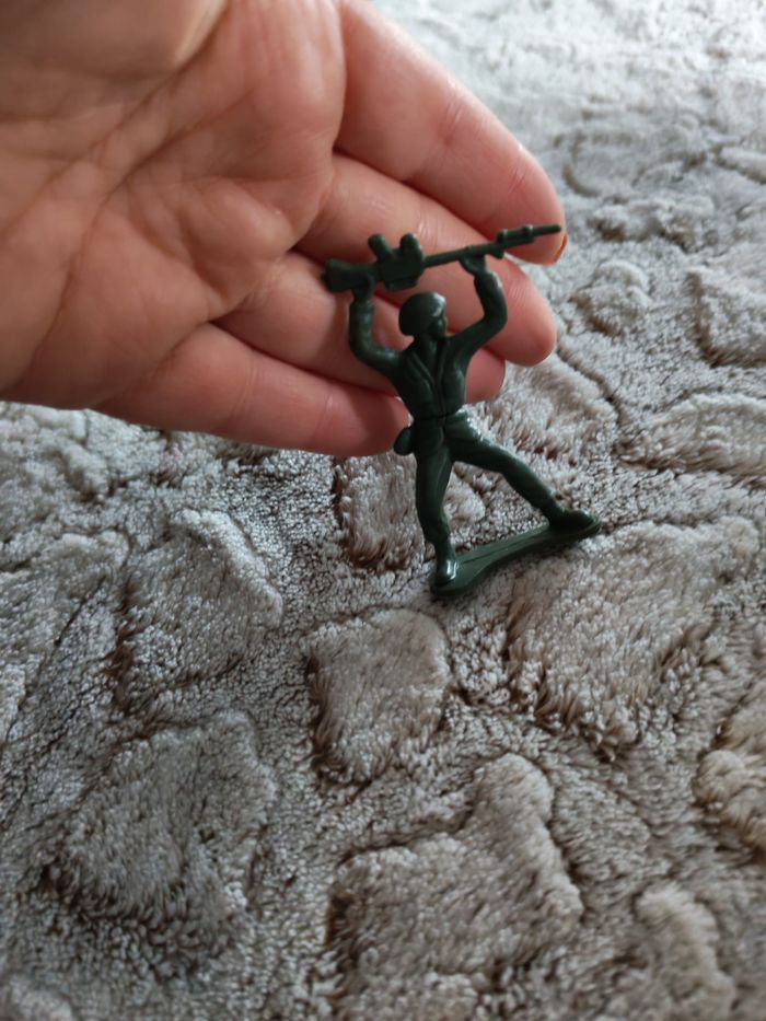 Figurine en plastique vert soldat - photo numéro 2