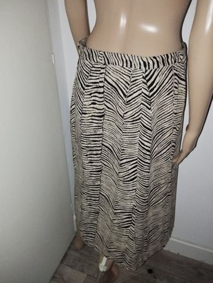 Ensemble affinités Armand Thiery
Jupe taille 44
Haut taille 3 - photo numéro 6