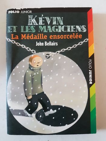 Kévin et les magiciens : la médaille ensorcelée