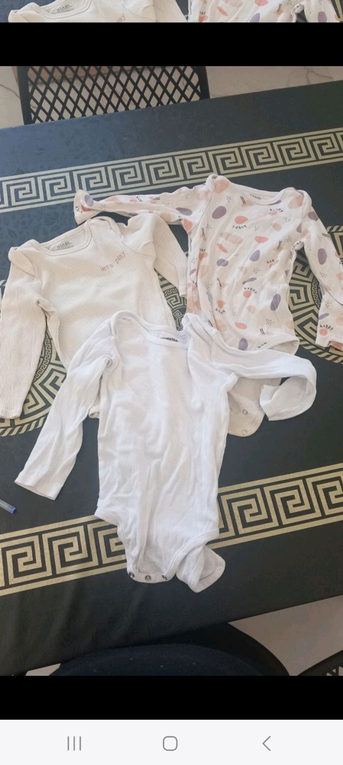 Lot bodies et pyjamas 24 mois - photo numéro 3