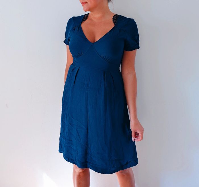 Robe mi-longue patineuse bleu, marine décolleté dentelle moderne et chic Kookaï taille 36