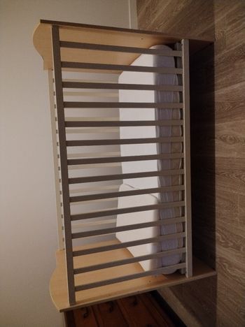 Lit à barreaux en bois