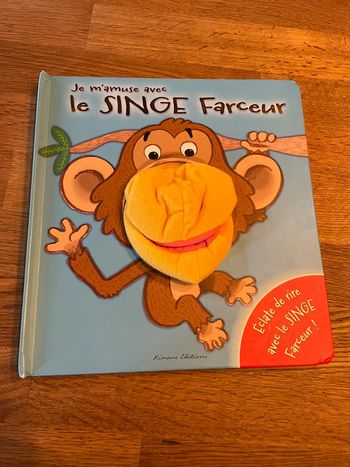 Livre cartonné mon livre marionnette Je m’amuse avec le singe farceur