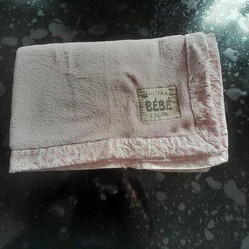 Petite couverture polaire rose pâle en bon état