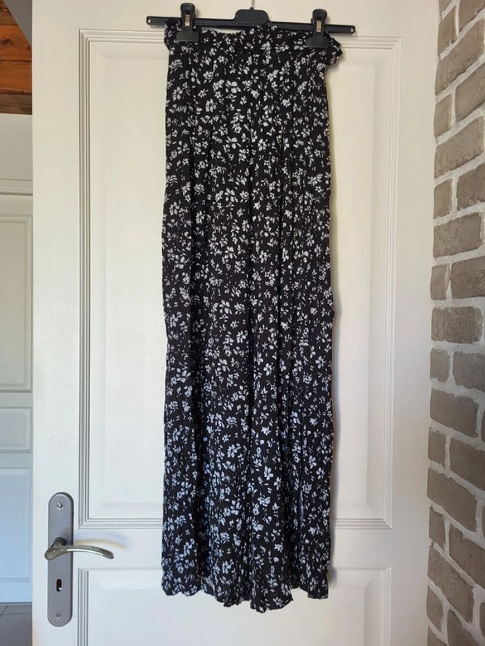 Pantalon fluide et fleuri avec fente sur les côtés Bershka - photo numéro 3