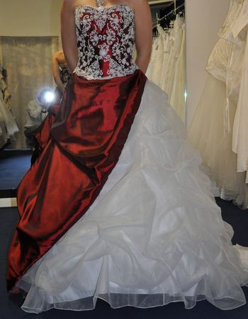 Robe de Mariée ivoire et bordeaux jupon et cerceau