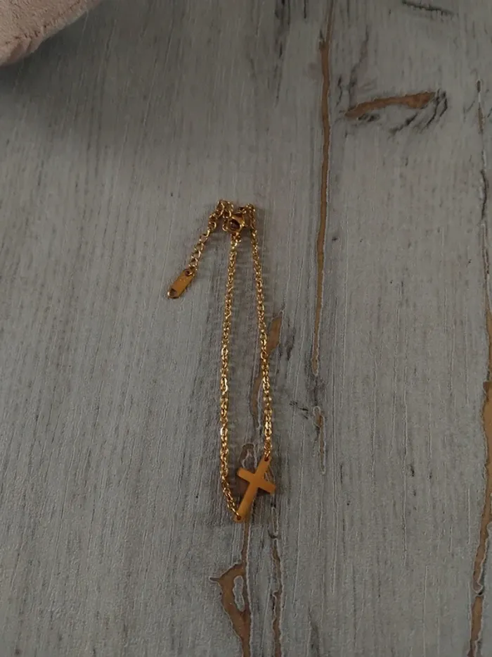 Bracelet croix dorée - photo numéro 2
