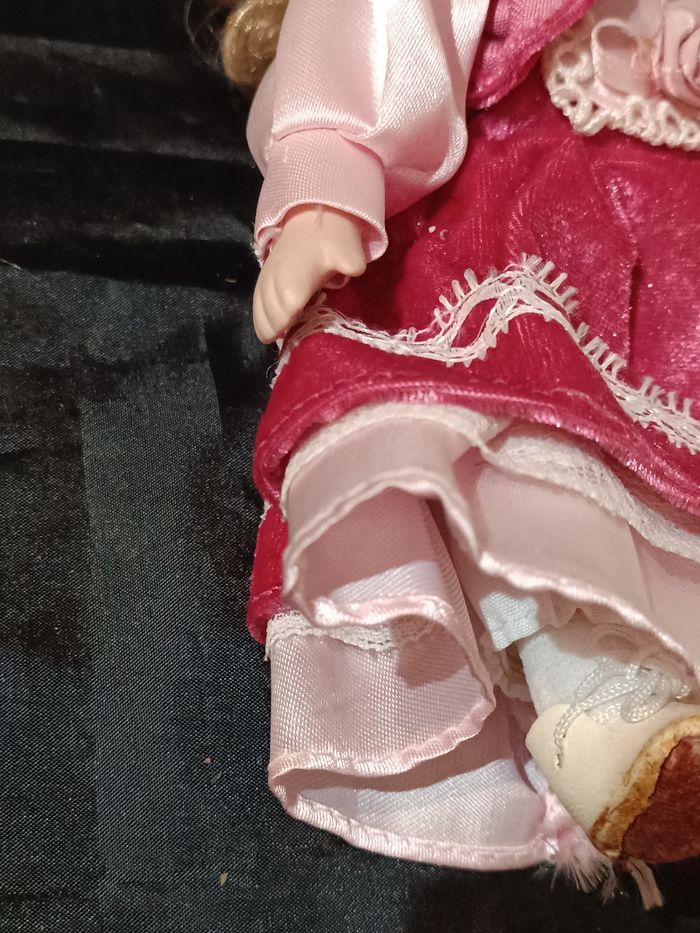 Poupée en porcelaine - photo numéro 7