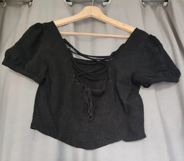 Crop top noir - corset et nœuds - photo numéro 2