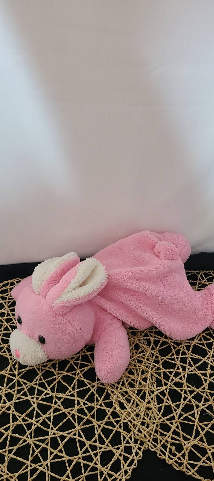 doudou lapin rose range pyjama
