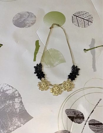 Collier métal dorée et noir