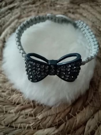 Bracelet gris avec noeud strass