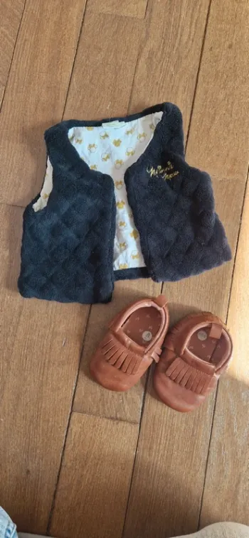 Gilet 3 mois et petit chaussons
