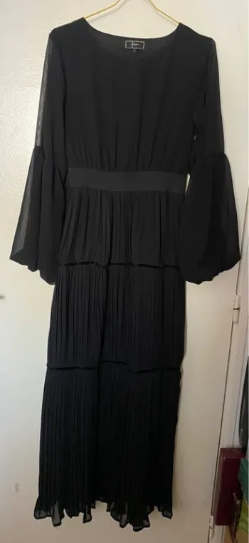 Robe noire longue à manches bouffantes