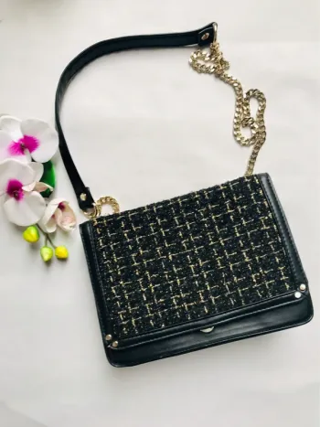 Sac noir et doré esprit marque de luxe