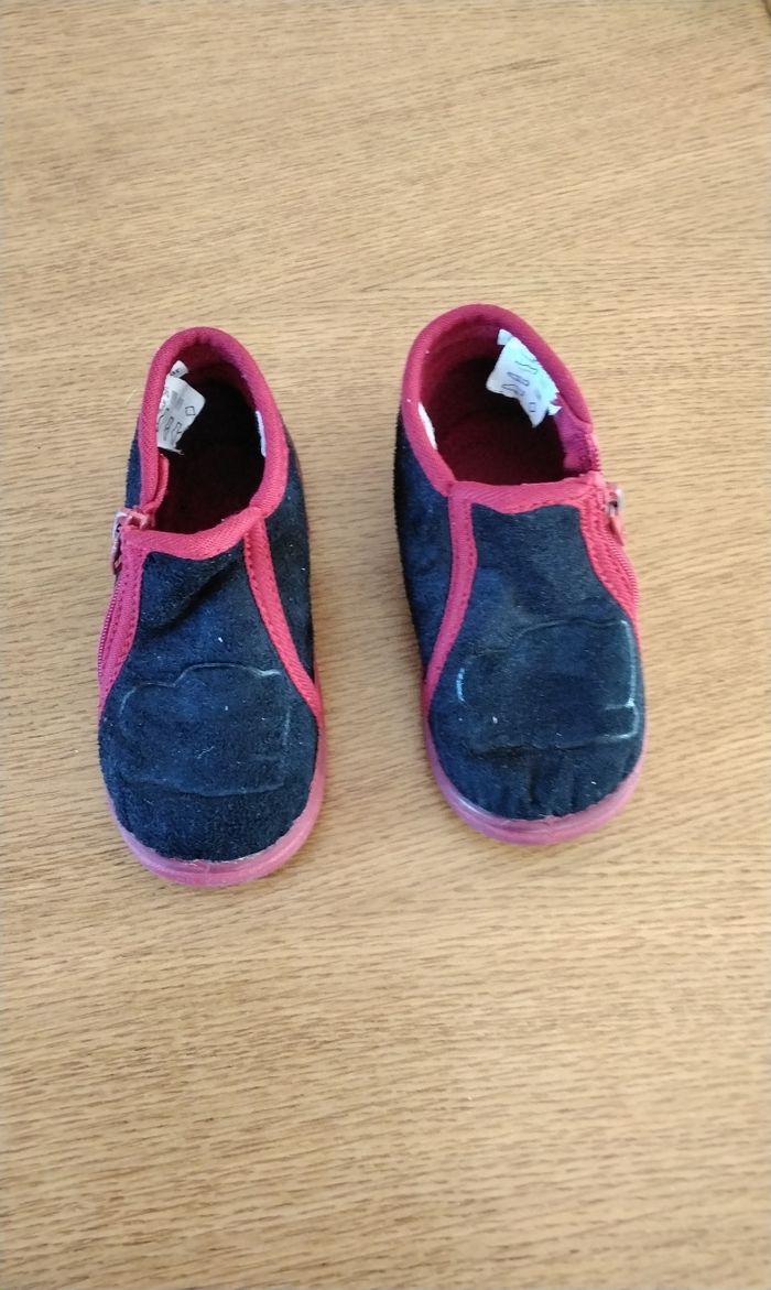 Chaussons , mixte , noir et rouge , fermeture , pointure 22