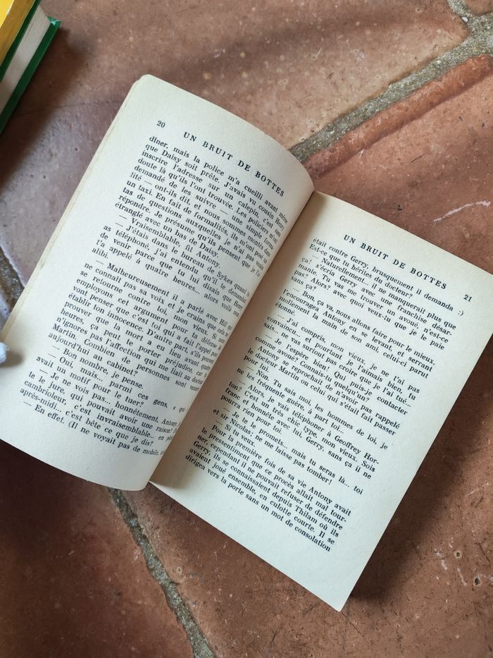 Un bruit de bottes livre de Sara Woods N°960 Librairie des Champs-Elysées - photo numéro 2