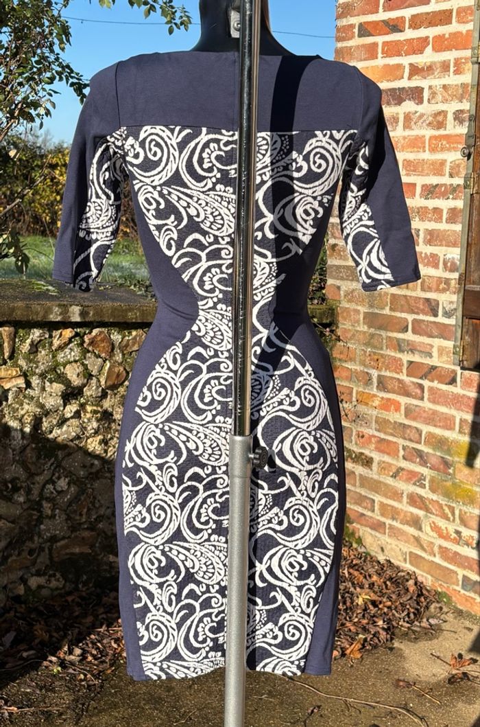 👗 Robe bleu marine moulante à motifs blancs • T36 • Closet - photo numéro 5