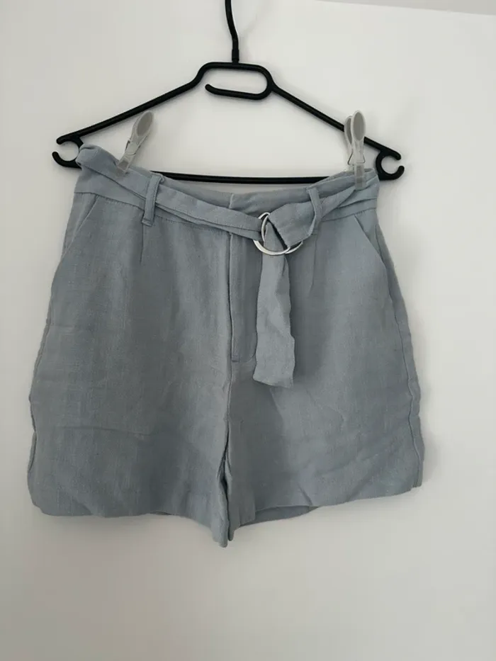 Short en lin bleu avec ceinture