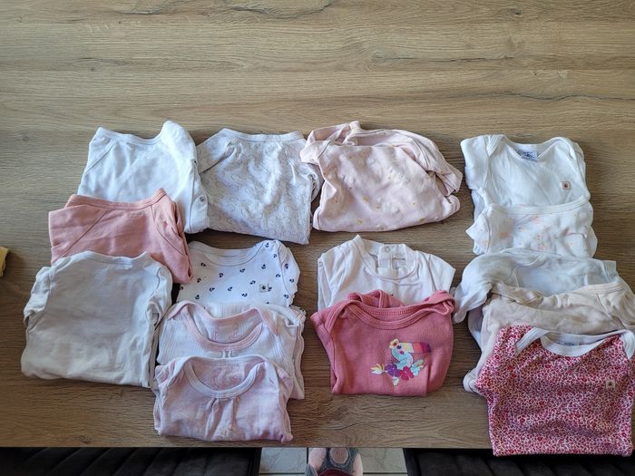15 bodys taille 3 mois