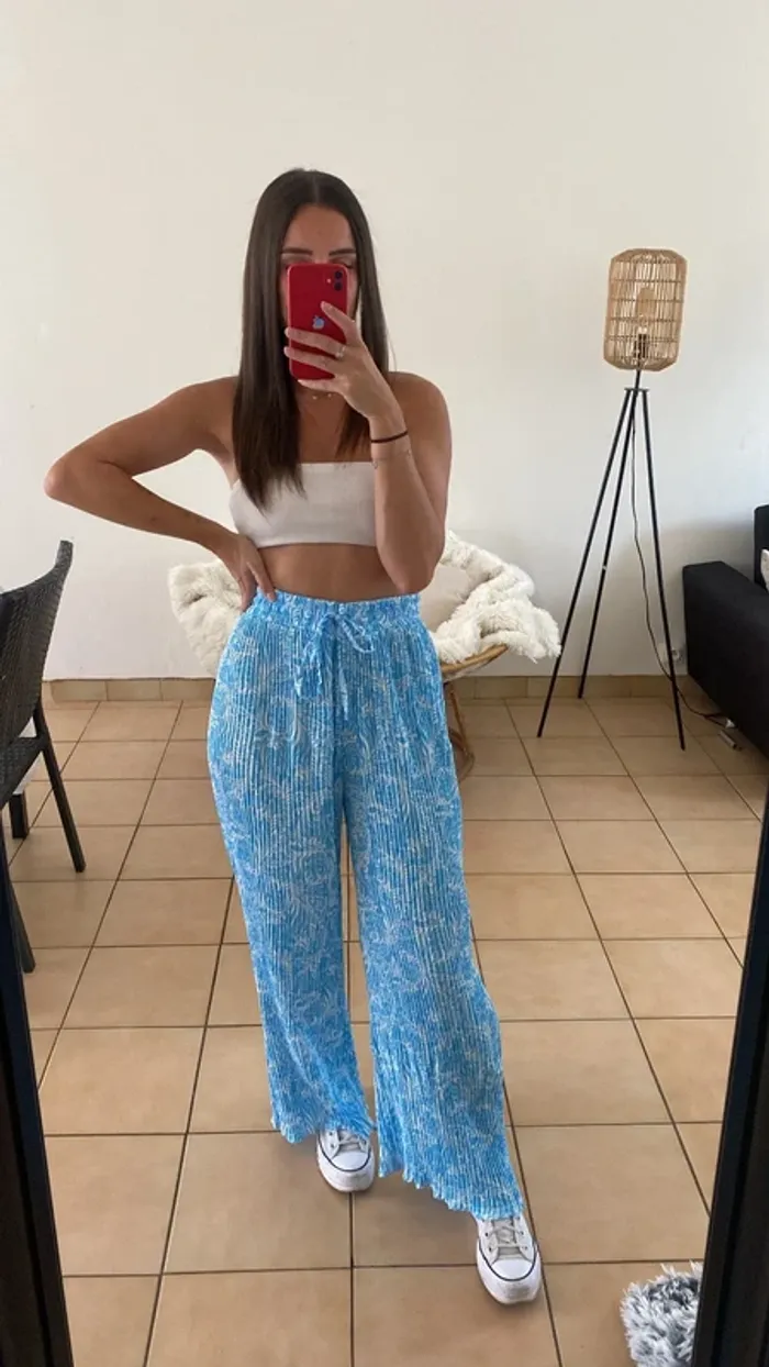 Pantalon fluide bleu à motif blanc