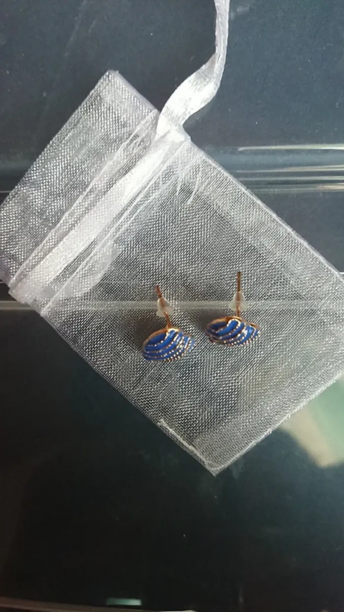 Clou d'oreilles cœur bleu et dorée - photo numéro 2