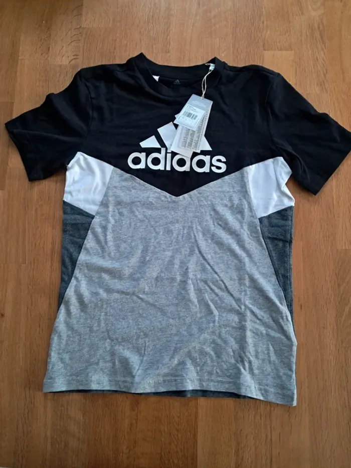 Tee-shirt Adidas 11/12ans neuf