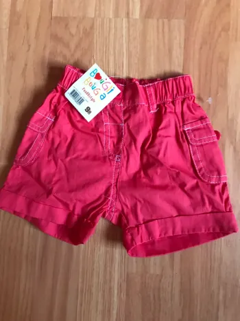 Short 9 mois rouge neuf avec etiquettes