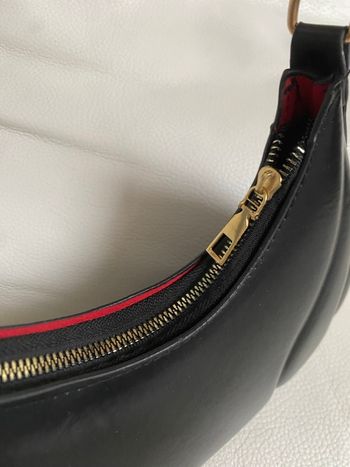 Très joli petit sac à main noir et rouge en parfait état