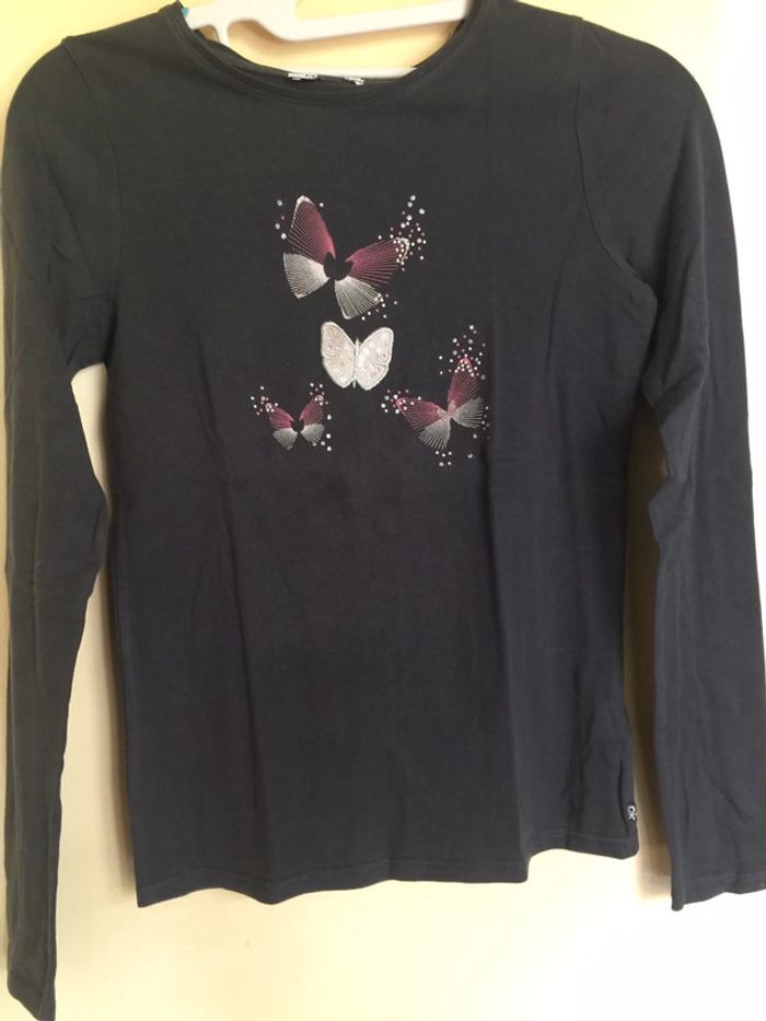 T-shirt gris avec motif papillon rose