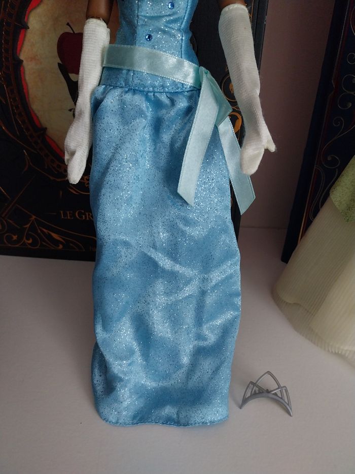 Poupée Tiana Disney Story en robe bleue et couronne + tenue verte princesse Disney - photo numéro 3