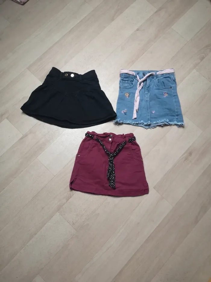 Lot 3 jupes taille 6ans