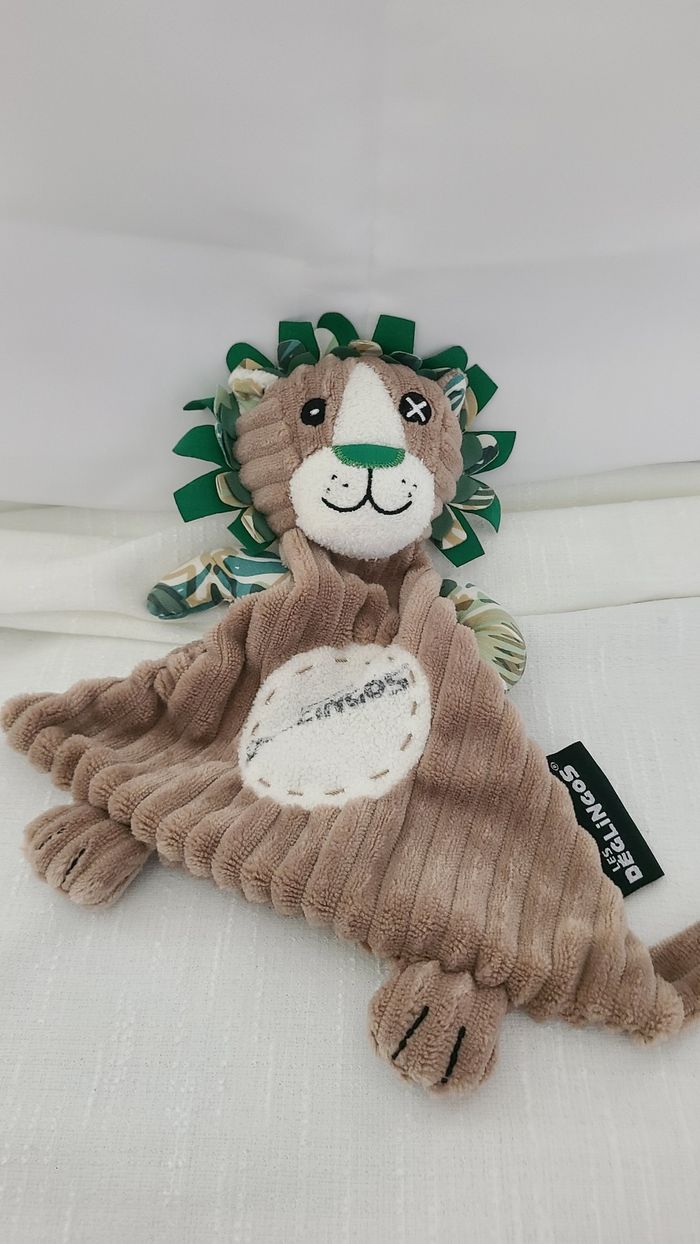 Doudou Semi Plat Lion Jelekros Beige Vert Rouge Déglingos