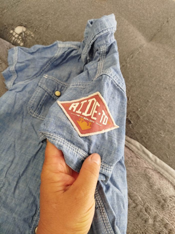 Chemise bleue h&M. Taille  4/5 ans. Très bon état - photo numéro 2