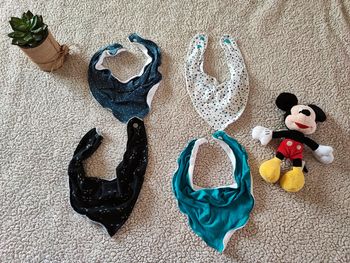 Lot 4 bavoirs bandana faut mains