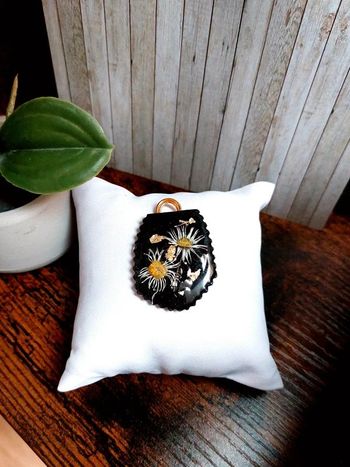 Magnifique pendentif noir en résine avec fleurs séchées