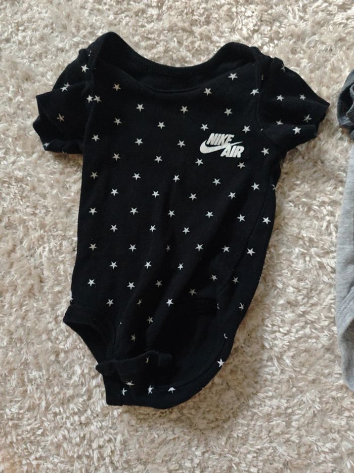 Lot 2 bodies manches courtes 6 Mois - photo numéro 3