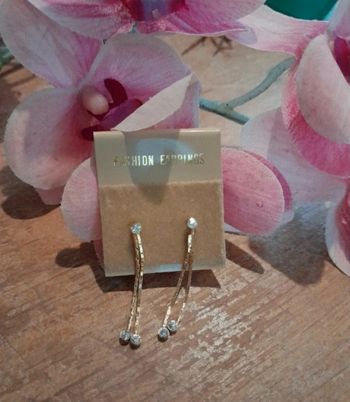 Boucle d'oreilles doré tombante avec diamants