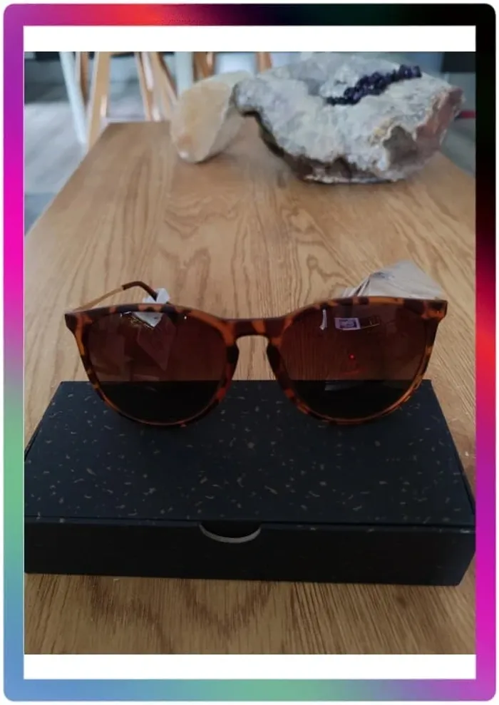 Lunette Fashion Kunchu Zebra Claire catégorie UV3 neuf sous blister et boite.